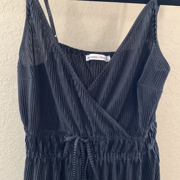 Abercrombie & Fitch Black Vneck tank top - Picture 7 of 7